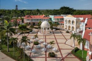 una vista aérea de un complejo con un parque en Bahia Principe Luxury Bouganville - Adults Only All Inclusive en La Romana