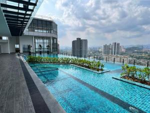 een zwembad op het dak van een gebouw bij Novo KL, Astonishing Unique Executive Suite in Kuala Lumpur