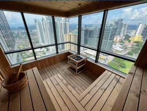 een lege kamer met uitzicht op de stad bij Novo KL, Astonishing Unique Executive Suite in Kuala Lumpur