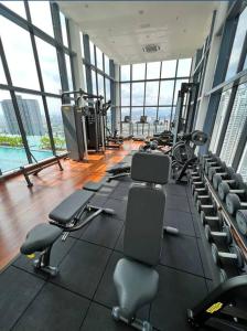 een fitnessruimte met veel loopbanden en machines bij Novo KL, Astonishing Unique Executive Suite in Kuala Lumpur
