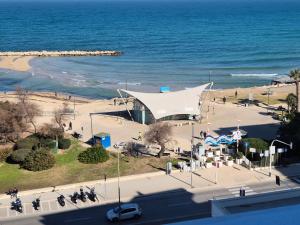 uma vista aérea de um edifício junto ao oceano em Front Beach Apartment - 3 Bedrooms em Bari