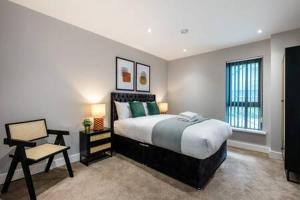 Host & Stay - Henry Street Chambers في ليفربول: غرفة نوم فيها سرير وكرسي