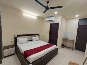 een slaapkamer met een bed en een plafondventilator bij Hotel Heritage Haveli in Jaipur