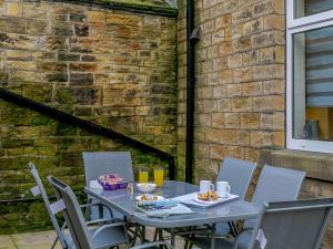 - une table et des chaises sur une terrasse avec de la nourriture dans l'établissement 4 Bed in Holmfirth 86032, à Purmerend