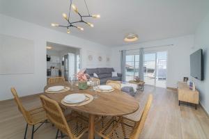 ein Esszimmer und ein Wohnzimmer mit Tisch und Stühlen in der Unterkunft VV Villa Secretos de Yaiza 3 by HH - private pool & BBQ in Yaiza