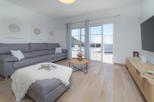 ein Wohnzimmer mit Sofa und Tisch in der Unterkunft VV Villa Secretos de Yaiza 3 by HH - private pool & BBQ in Yaiza + 7 Fotos