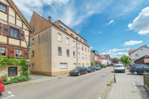 una calle con coches estacionados en el lateral de un edificio en MONTEURWOHNUNG Gingen an der Fils RAUMSCHMIDE Apartments, 