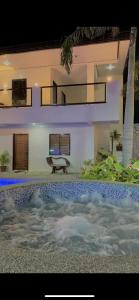 una casa con piscina frente a una casa en Cavite’s Cozy Villa en Imus