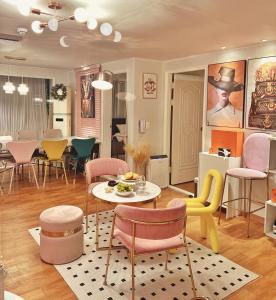 sala de estar con sillas coloridas y mesa en Boutique,seoul, en Seúl