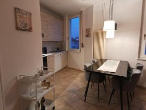 - une cuisine et une salle à manger avec une table et des chaises dans l'établissement Casa Celeste by Quokka 360 - flat with a view of Lake Lugano, à Caslano