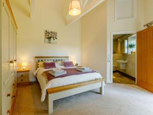 1 Schlafzimmer mit einem Bett und einem Bad in der Unterkunft 1 Bed in Great Torrington 76790 in Shebbear