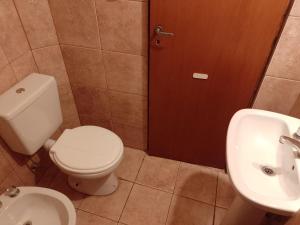 a bathroom with a toilet and a sink at Departamentos Haiti in Bahía Blanca