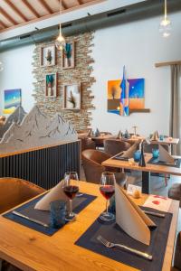 Restaurace v ubytování Boutique hôtel Corbetta - SPA 60m2 - La montagne à 5 minutes de l'autoroute A12 aux Paccots sur Montreux - NOUVEAU Loft familial - Profitez du Lac Léman et des montagnes en même temps
