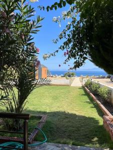 un patio con un banco y vistas al océano en Two bedroom house by the sea in the village of Bodrum Mazı, en Bodrum City