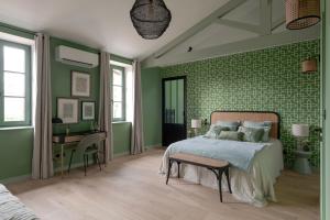 1 dormitorio con paredes verdes, 1 cama y escritorio en Domaine de Bellescize en Chasselay