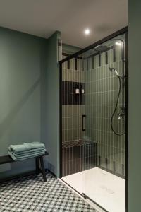 La salle de bains est pourvue d'une douche avec un banc. dans l'établissement Domaine de Bellescize, à Chasselay