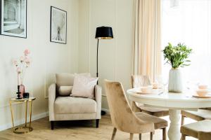une salle à manger avec une table et une chaise dans l'établissement Amber Sea Apartmens, à Sianożęty 28 autres photos