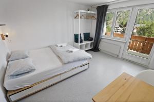เตียงในห้องที่ Studio charmant avec vue imprenable