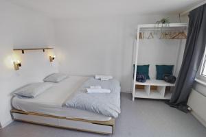 ein Schlafzimmer mit einem großen Bett und einem Spiegel in der Unterkunft Studio charmant avec vue imprenable in Saas-Fee