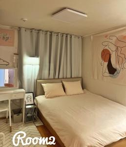 een slaapkamer met een bed en een bureau bij Boutique,seoul in Seoul