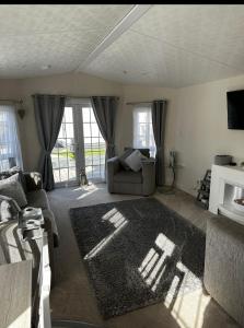 ein Wohnzimmer mit einem Sofa und einem Teppich in der Unterkunft Yealands Delight in Warton