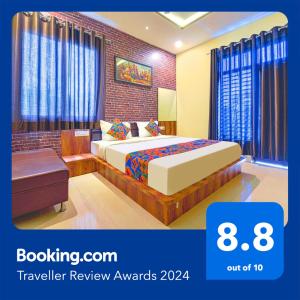een hotelkamer met een bed en een tafel bij FabHotel Lotus in Udaipur