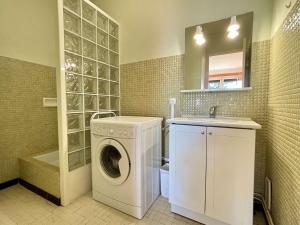een badkamer met een wasmachine en een wastafel bij Appartement Argelès-sur-Mer, 2 pièces, 4 personnes - FR-1-225-696 in Argelès-sur-Mer