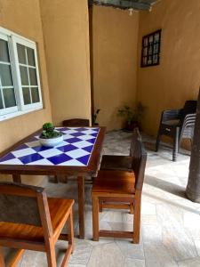 una mesa de comedor con una mesa a cuadros azul y blanco en Hospedaje en El valle de Antón - Cabaña Rincón del Sol, en Antón