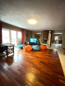 salon z pomarańczowymi i niebieskimi poduszkami na drewnianej podłodze w obiekcie Good Spot Zieleniec Twin Eco 04 w mieście Duszniki Zdrój