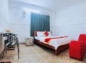 een slaapkamer met een bed en een groen gordijn bij Trung Bảo Hotel in Ho Chi Minh-stad