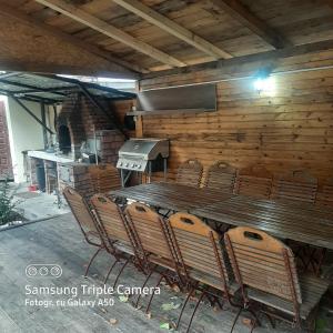 un patio con mesa, sillas y parrilla en Casa Nicolas Busteni en Buşteni