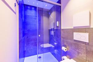 baño con ducha y puerta de cristal en BOLLWERK Lifestyle Hotel, automatisiertes Hotel mit Self Check In, en Immenstadt im Allgäu