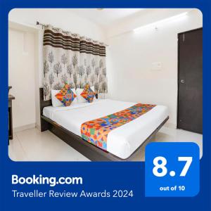 um quarto de hotel com uma cama num quarto em FabHotel Vardhan House II em Dāpuri