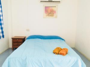 ein Bett mit zwei Handtüchern darüber in der Unterkunft ลุงยอด เกสต์เฮ้าส์ in Ban Tha Ling Lom