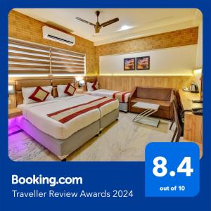 um quarto de hotel com uma cama e um sofá em FabHotel Nestlay Rooms Airport em Chennai