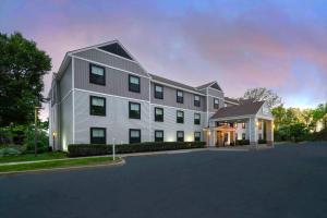 d'un bâtiment avec un parking dans l'établissement The Inn at Burlington, Trademark Collection by Wyndham, à Burlington