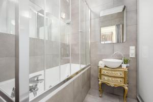 y baño con bañera y lavamanos. en Atmospheric Apartment in Mariensztat Warsaw by Renters en Varsovia