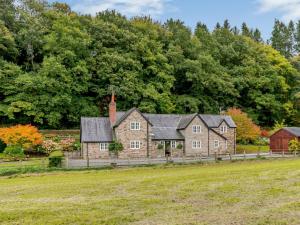 an old house in the middle of a field at 3 Bed in Presteigne 78336 in Evenjobb
