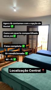 - une chambre avec 2 lits et un panneau indiquant le soja pour connecter dans l'établissement Hostel 858, à Pelotas