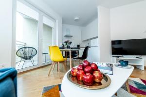 una sala de estar con un bol de fruta en una mesa en Apartament w Redłowie - Legionów, en Gdynia