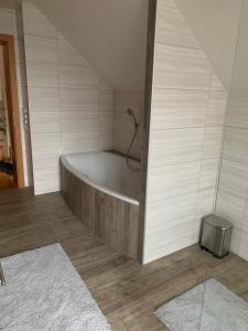 ein Bad mit einer Badewanne in einem Zimmer in der Unterkunft Schmuckes Einfamilienwohnhaus in Spielberg