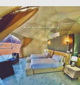 Postel nebo postele na pokoji v ubytování Wadi rum anwar luxury camp