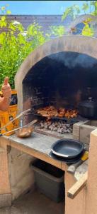 una parrilla con un montón de comida cocinando en ella en Schmuckes Einfamilienwohnhaus, en Spielberg