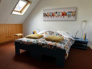 una camera con un letto con due cuscini sopra di B&B Zandhuizen a Zandhuizen