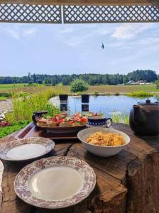 une table en bois avec des bols de nourriture dans l'établissement Pod Dębem, à Bartel Wielki