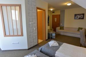 A bed or beds in a room at Granada Conference, Wellness and Sport Hotel