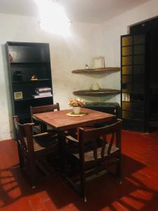 - une table et des chaises en bois dans l'établissement Casa Loquillo, à Punta Hermosa