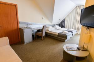 A television and/or entertainment centre at Granada Conference, Wellness and Sport Hotel