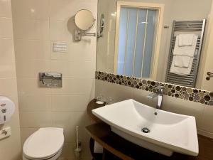 A bathroom at Granada Conference, Wellness and Sport Hotel