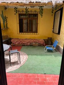 une chambre avec un canapé et une chaise dans une maison dans l'établissement Casa Loquillo, à Punta Hermosa